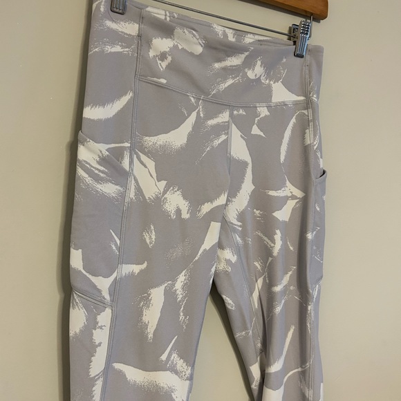 Lululemon Leggings Flower Pop Silver and White Size 6 - Picture 1 of 7